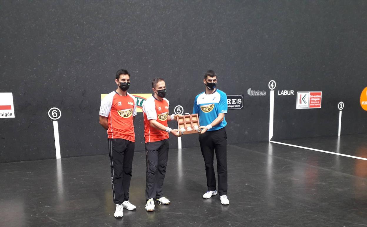 Olaizola II-Urrutikoetxea y Ezkurdia tras la elección del material para la final del domingo