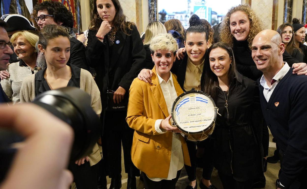 Las jugadoras de la Real Sociedad recibiron el Tambor de Oro en 2020.