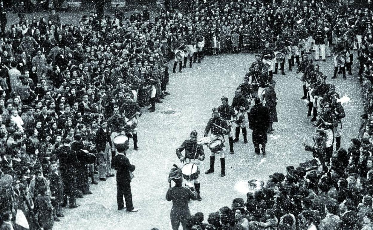 La tamborrada de la Unión Artesana toca en la antigua plaza Nueva (Constitución) en 1946.