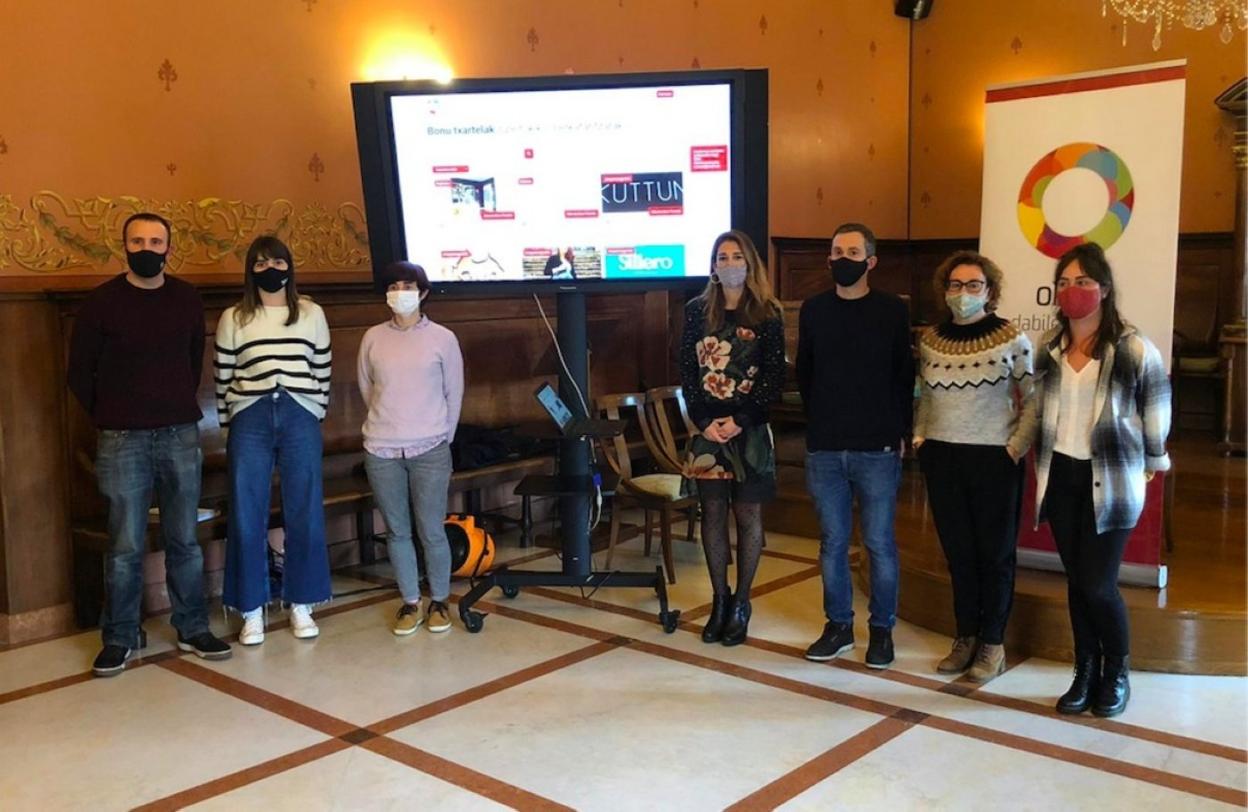 Responsables del Ayuntamiento y del comercio local durante la presentación de los bonos. 