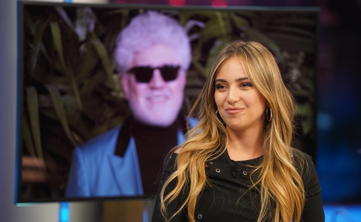 Ana Mena, con la imagen de Almodóvar al fondo