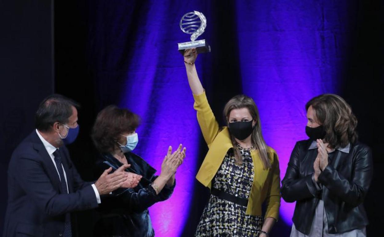 Eva García Sáenz de Urturi eleva su premio, junto a Ada Colau, Carmen Calvo y José Creuheras