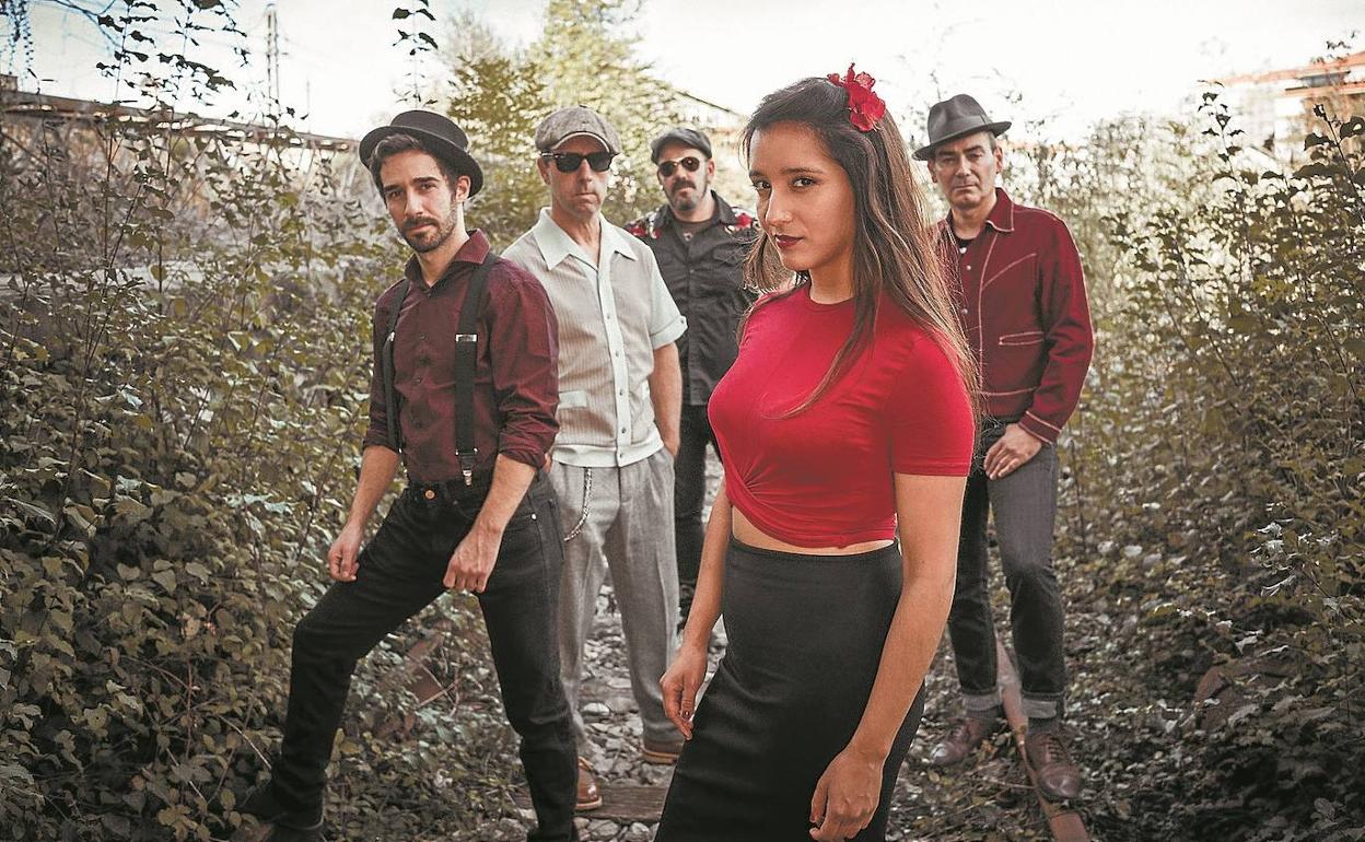 Los cinco integrantes de Voodoo Charms, en una imagen promocional.