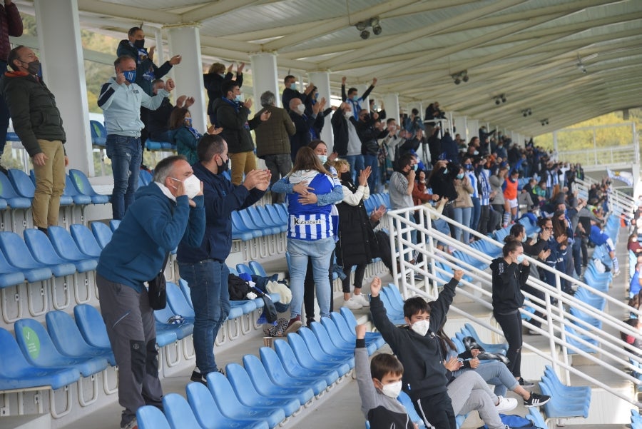 Muchos aficionados ya tenían mono de fútbol y hoy lo han podido saciar en el primer partido con aficionados que ha jugado la Real Sociedad esta temporada. Zubieta ha abierto las puertas bajo estrictas medidas de seguridad y de control a 150 aficionados en el Z7 de las instalaciones realistas y han disfrutado de la remontada y victoria de la Real. 