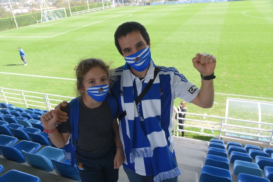 Muchos aficionados ya tenían mono de fútbol y hoy lo han podido saciar en el primer partido con aficionados que ha jugado la Real Sociedad esta temporada. Zubieta ha abierto las puertas bajo estrictas medidas de seguridad y de control a 150 aficionados en el Z7 de las instalaciones realistas y han disfrutado de la remontada y victoria de la Real. 