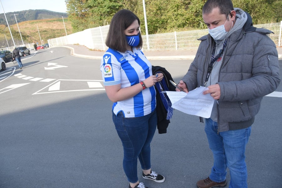 Muchos aficionados ya tenían mono de fútbol y hoy lo han podido saciar en el primer partido con aficionados que ha jugado la Real Sociedad esta temporada. Zubieta ha abierto las puertas bajo estrictas medidas de seguridad y de control a 150 aficionados en el Z7 de las instalaciones realistas y han disfrutado de la remontada y victoria de la Real. 