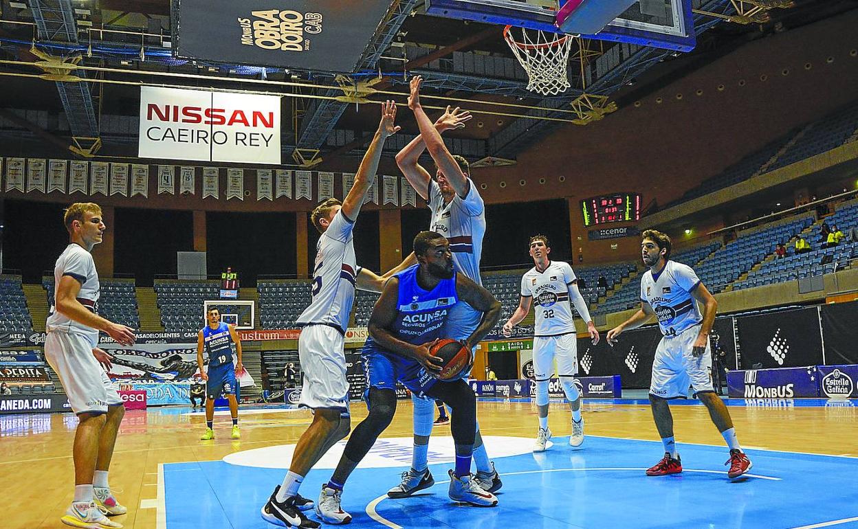 Viny Okouo, rodeado de Czerapowicz y Birutis, en el pabellón de Santiago. 