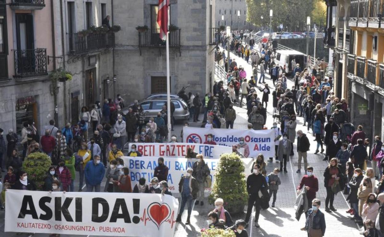 Una manifestación multitudinaria recorre Tolosa para exigir una sanidad pública en la comarca