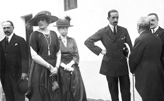 Alfonso XIII y las reinas Victoria y Mª Cristina, en la inauguración de las viviendas. 