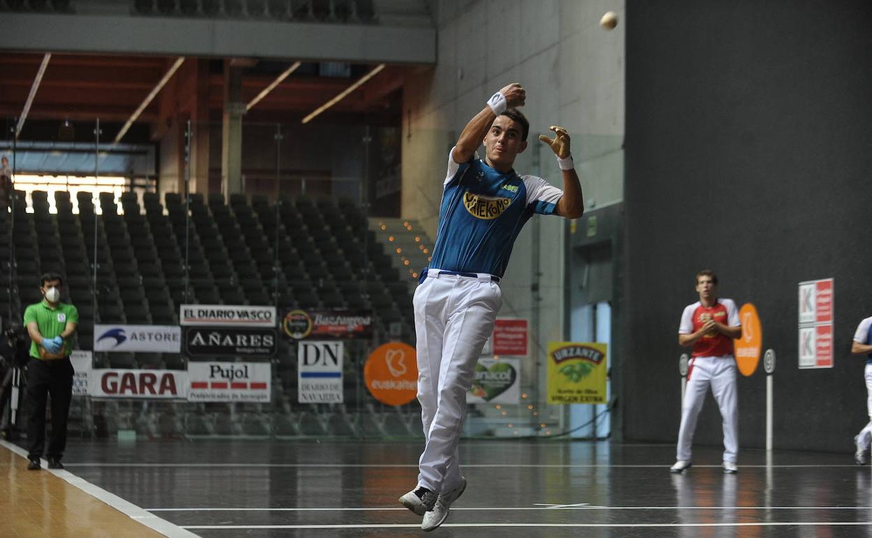 Larrazabal devuelve la pelota de derecha en Bilbao. 