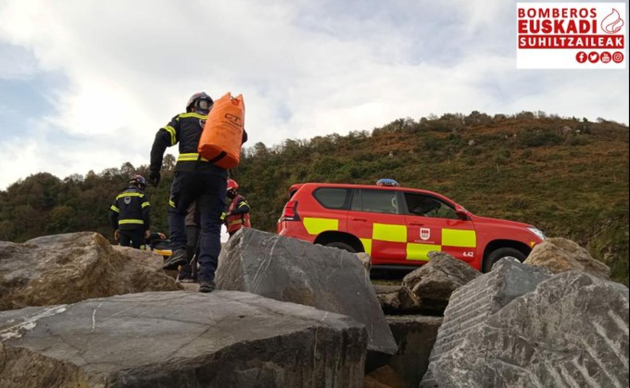 Rescatan a un pescador en Orio tras sufrir una caída