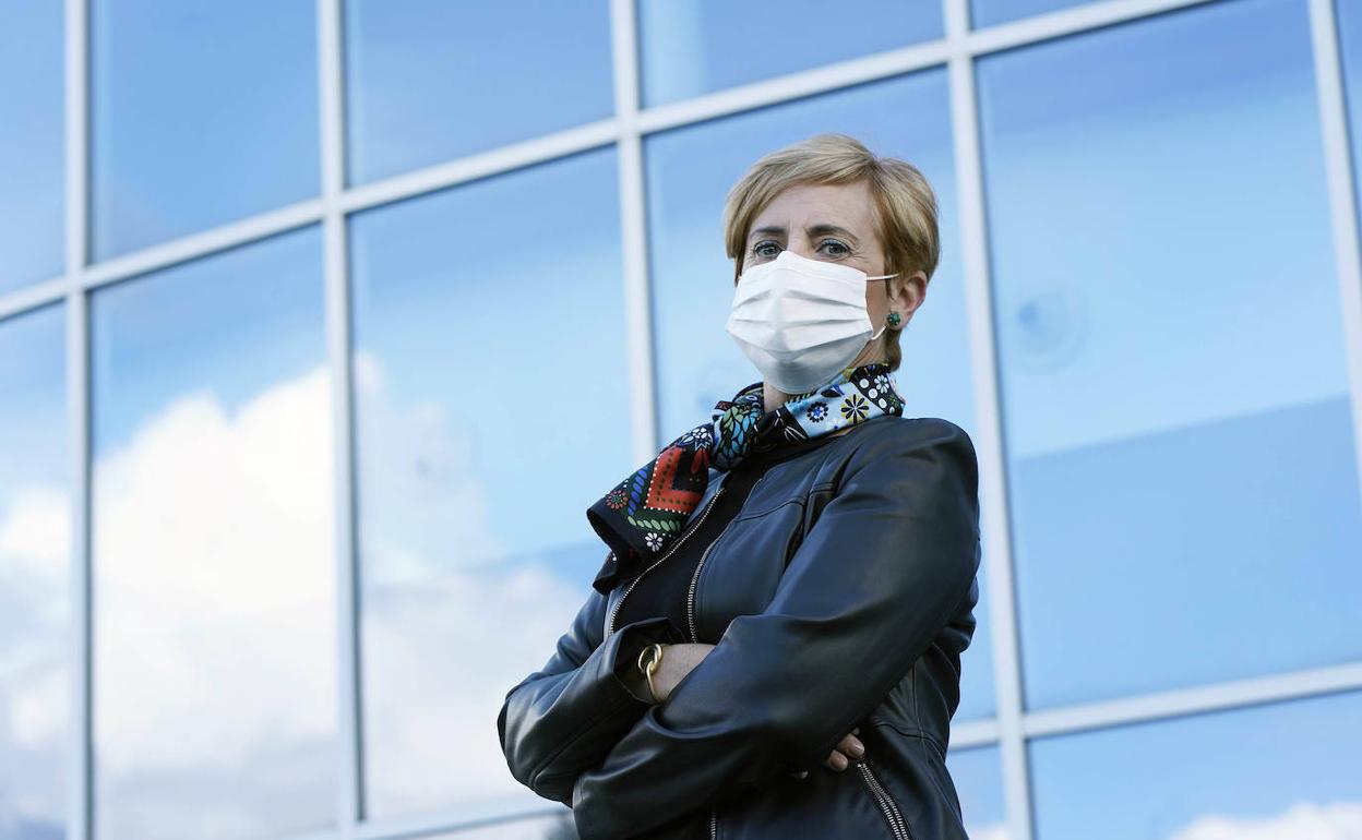 La consejera Tapia, junto al auditorio del Parke Tecnológico de Miramón.