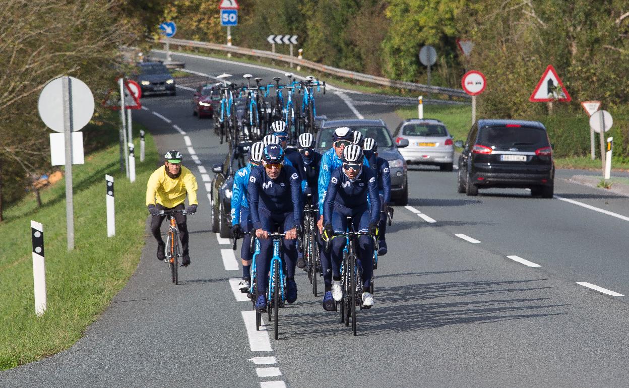 El equipo Movistar entrenando este domingo. 
