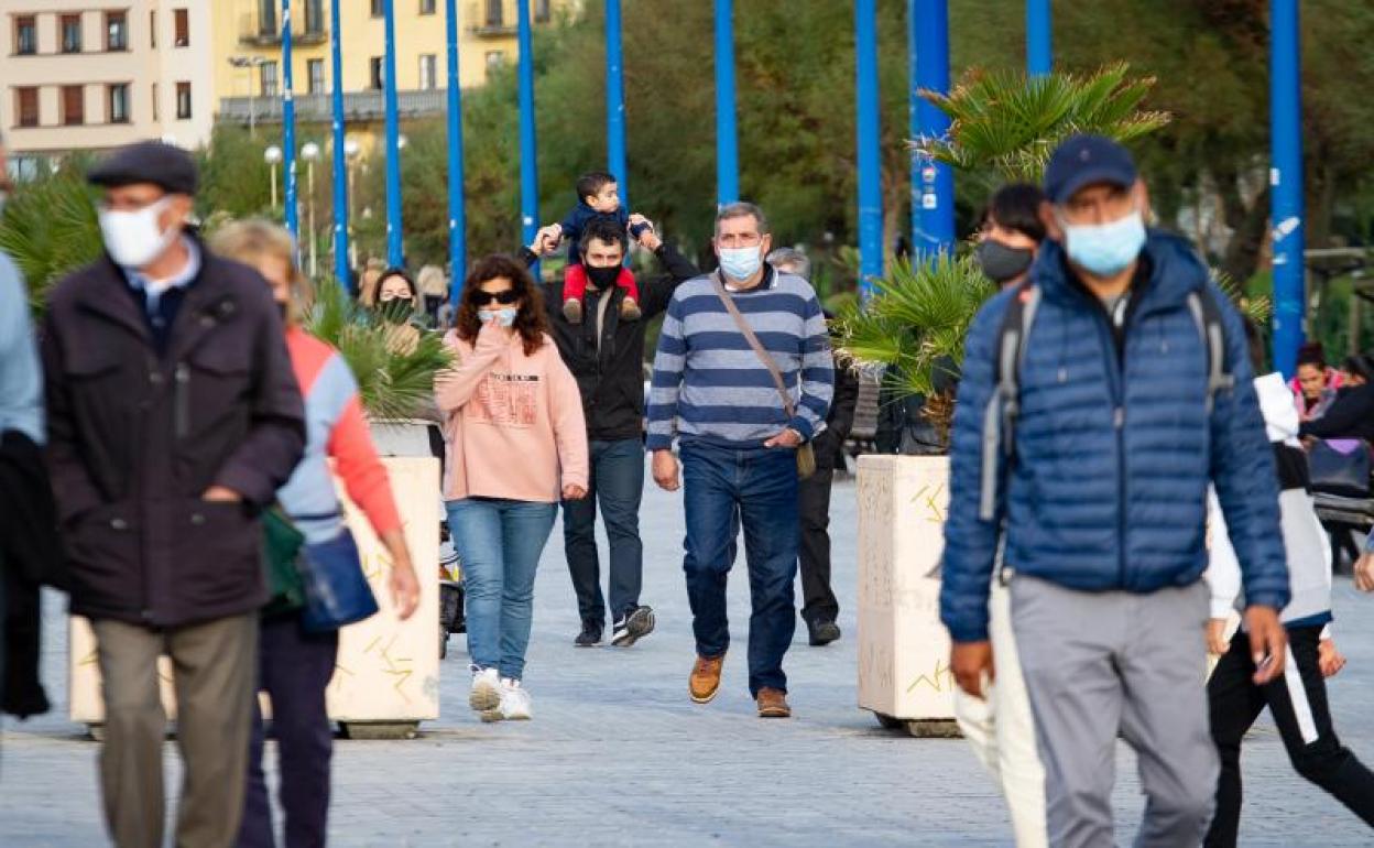 Paseantes por una calle de Donostia