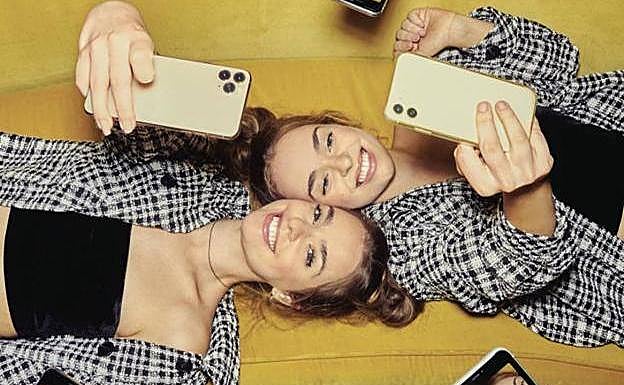 Una de las imágenes de la nueva colección de Stradivarius protagonizadas por Aitana y Paula Etxebarría. / STRADIVARIUS