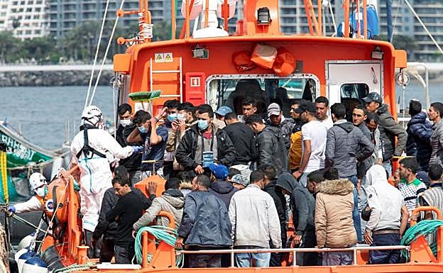 La Salvamar Menkalinan llega este domingo al muelle de Arguineguín con un total de 72 inmigrantes.