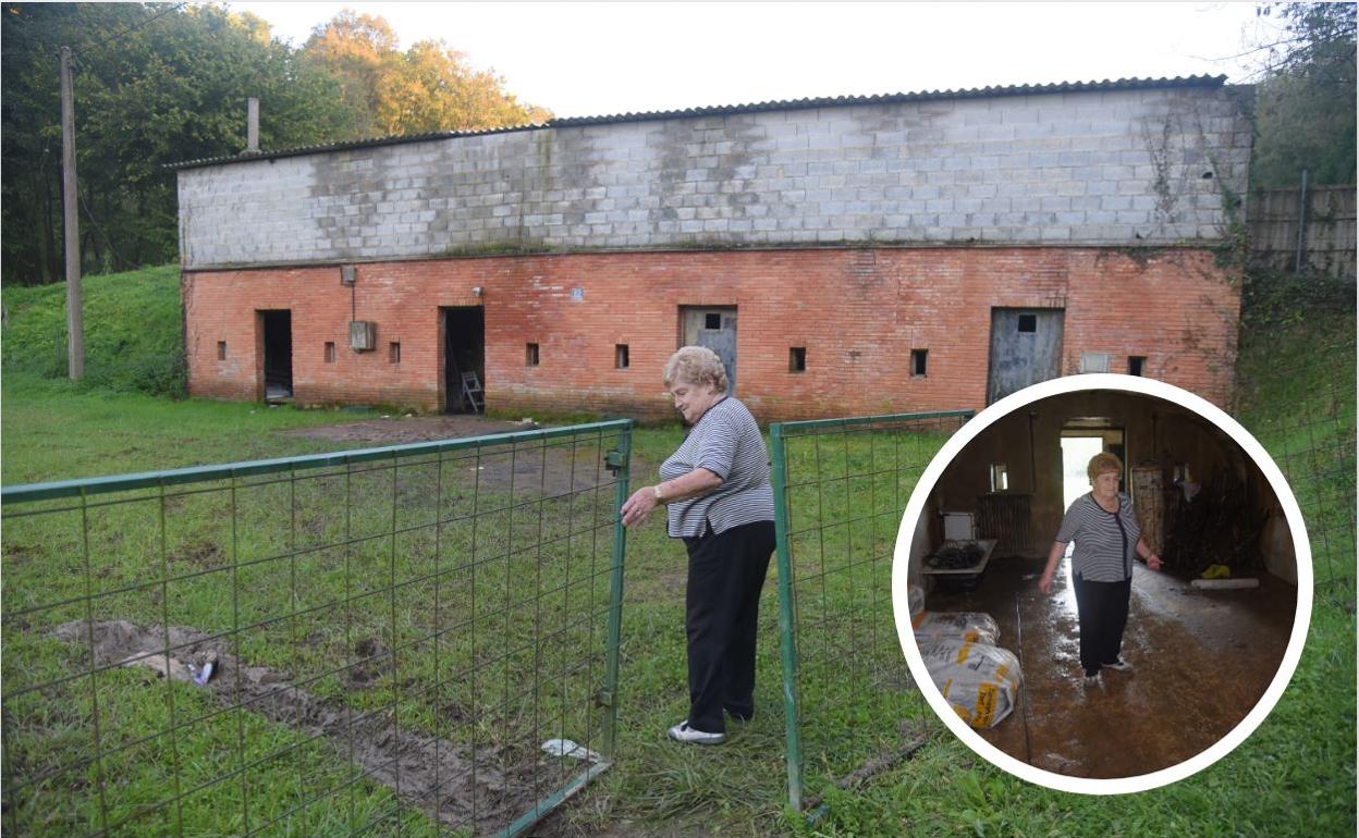 Dolores Lasa, propietaria del edificio, revisa el lugar tras la fiesta. 