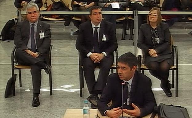 El mayor Trapero cuando declaró en el juicio, y detrás los otres tres acusados.