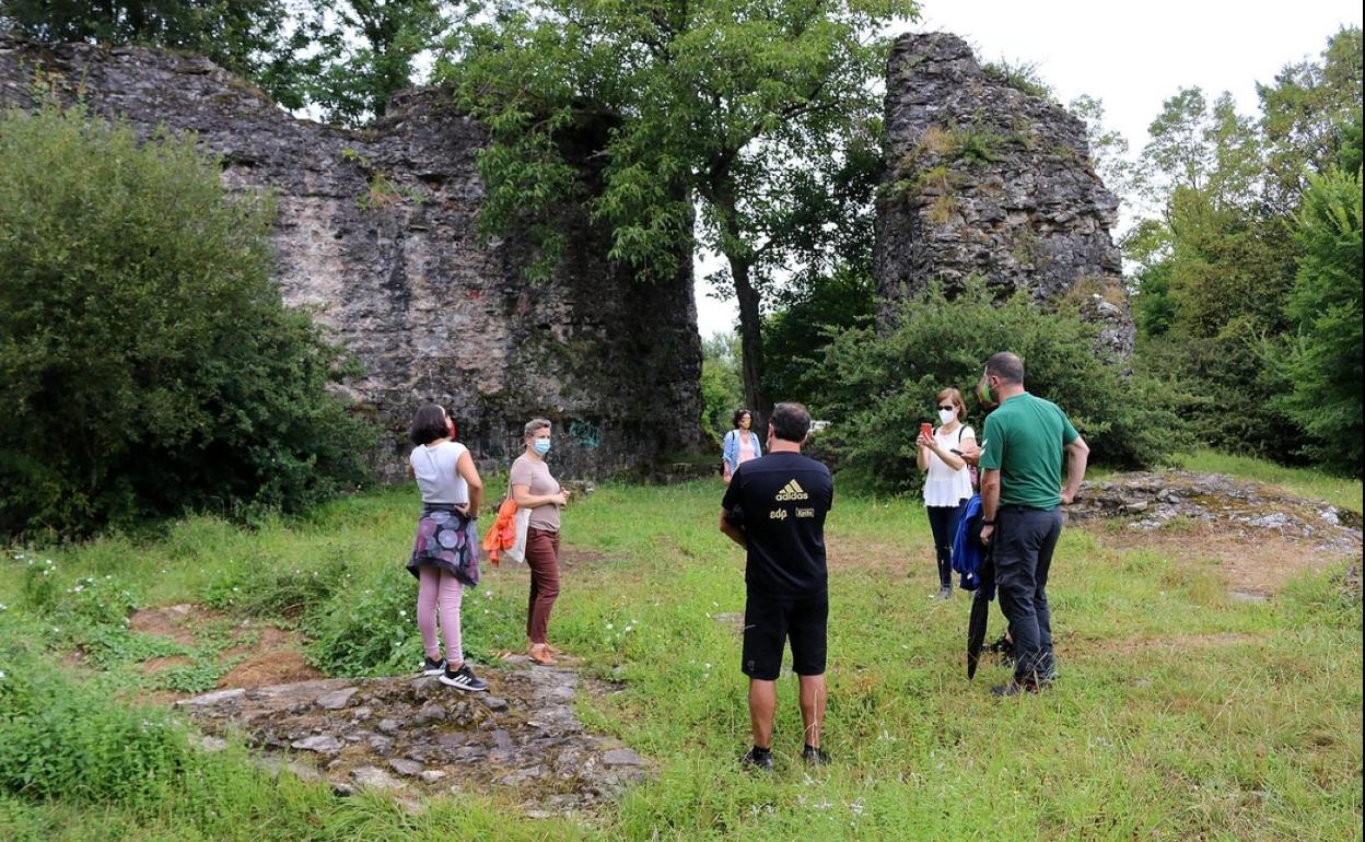 El castillo de Gazteluzar es uno de los puntos emblemáticos de las rutas guiadas. 