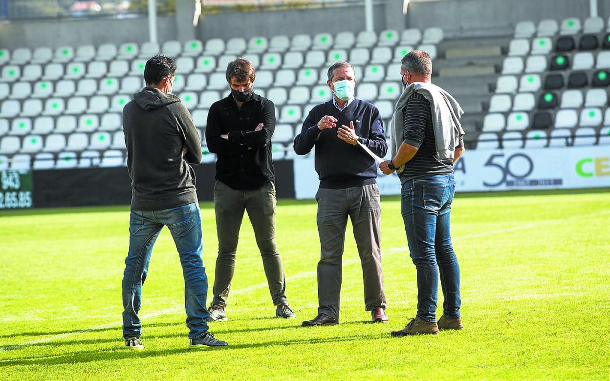 El preparador físico Zoilo, el entrenador Zulaika, el médico Jiménez y Gorka Etxeberria, el domingo. 