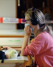 Imagen secundaria 2 - Parte de la sala de investigadores del Koldo Mitxelena se ha habilitado como zona de estudio. La biblioteca de Arraste. Una estudiante en una biblioteca.