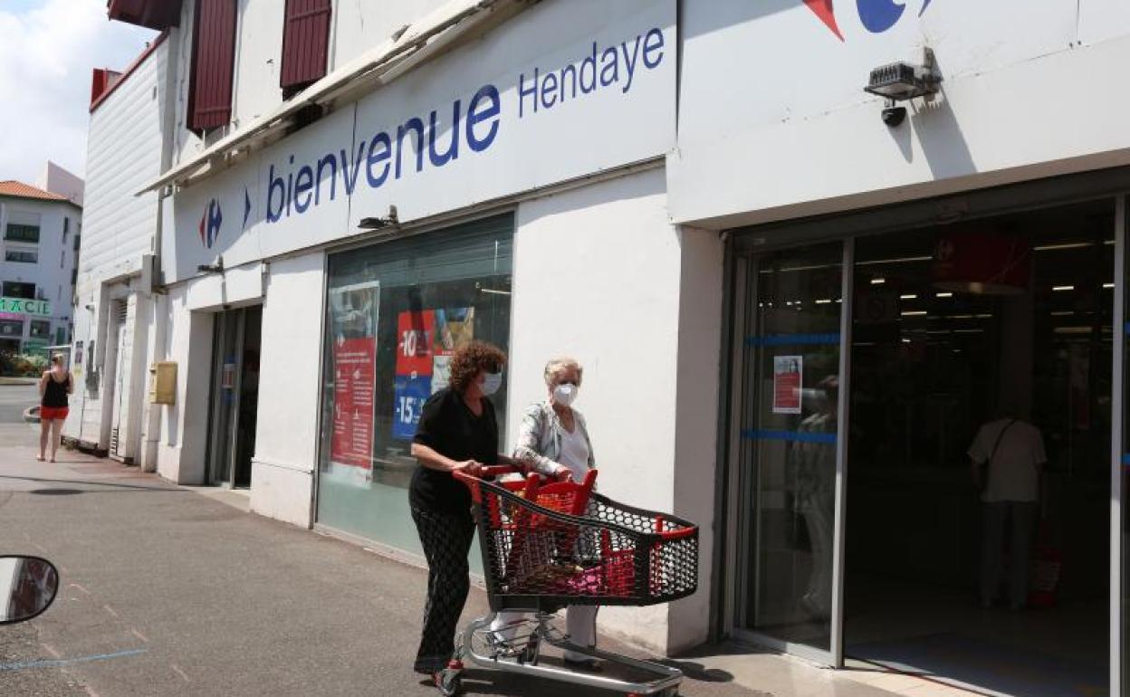 Dos mujeres entran en un supermercado de Hendaia.