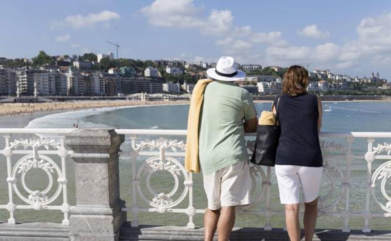 Dos turistas en La Concha. 