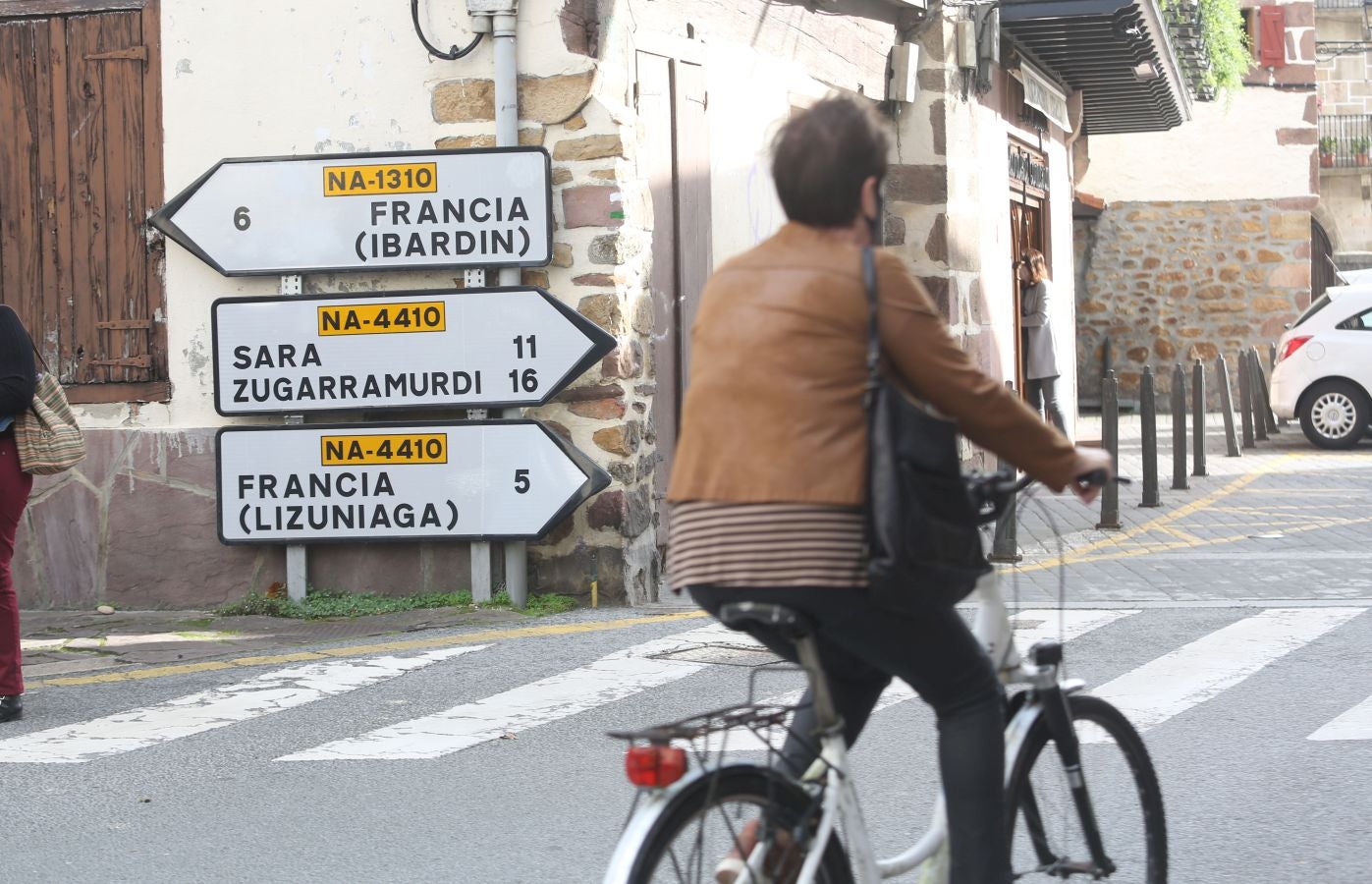 Las restricciones dividen desde hoy a pueblos en la muga que hacen vida en común, como Berastegi, Lesaka y Leitza. 