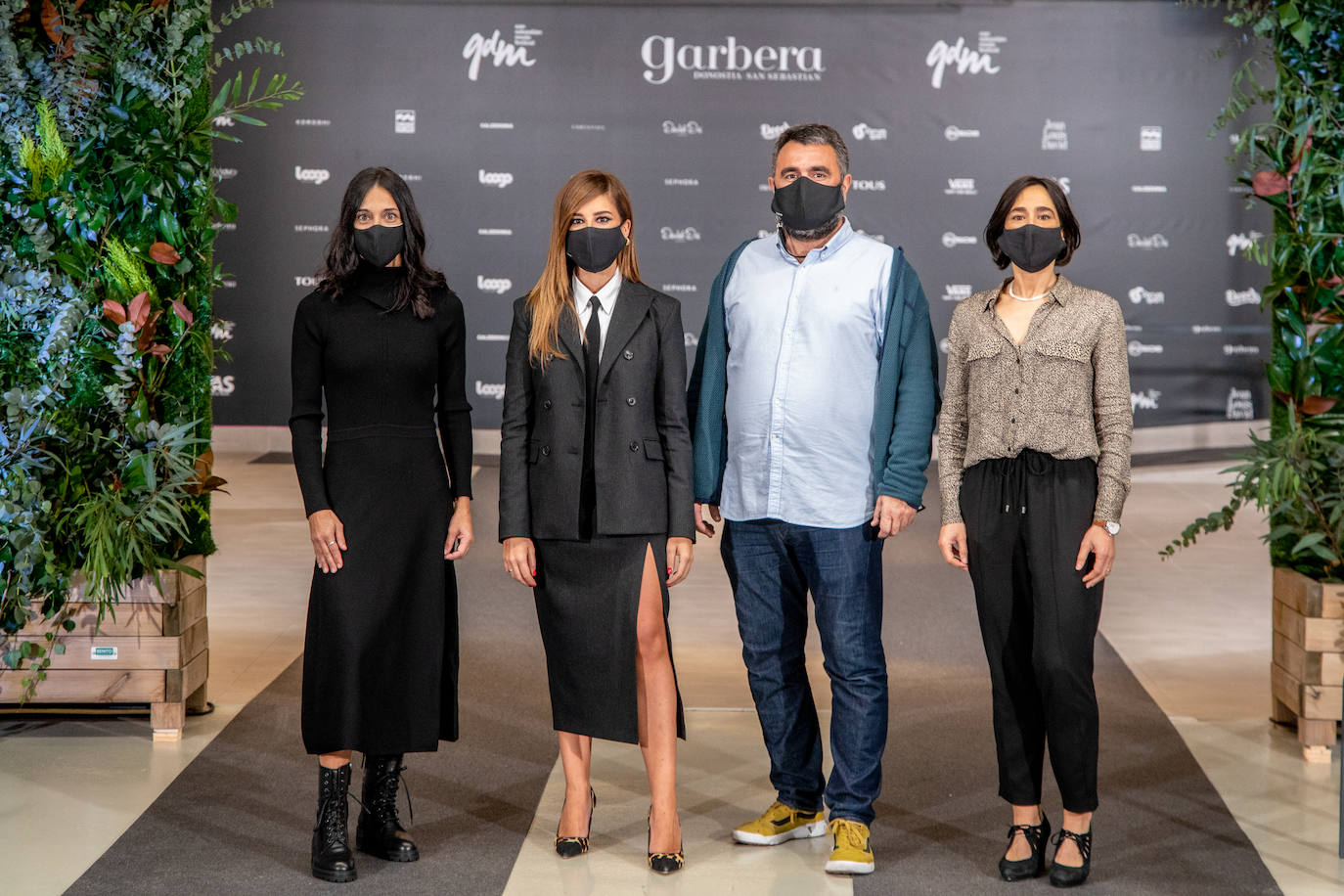 El nuevo parking de Garbera acogió el primer evento presencial de la «era Covid» dentro del GdM San Sebastián Moda Festival. Con el aforo completo, una puesta en escena sorprendente y colorista y un plantel de firmas primer nivel estatal, 15 firmas presentaron sus colecciones otoño-invierno 2020/2021 con un pase final cargado de simbolismo y apoyo al comercio de proximidad.