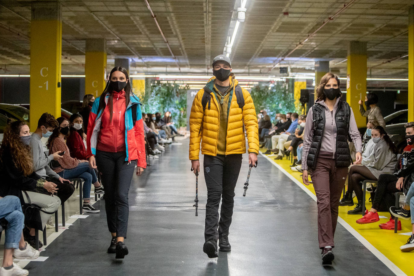 El nuevo parking de Garbera acogió el primer evento presencial de la «era Covid» dentro del GdM San Sebastián Moda Festival. Con el aforo completo, una puesta en escena sorprendente y colorista y un plantel de firmas primer nivel estatal, 15 firmas presentaron sus colecciones otoño-invierno 2020/2021 con un pase final cargado de simbolismo y apoyo al comercio de proximidad.