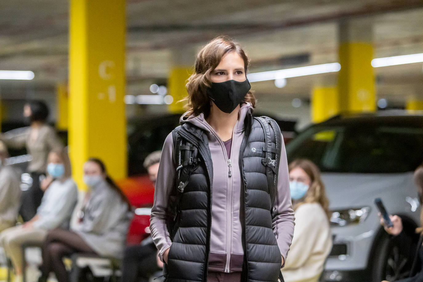 El nuevo parking de Garbera acogió el primer evento presencial de la «era Covid» dentro del GdM San Sebastián Moda Festival. Con el aforo completo, una puesta en escena sorprendente y colorista y un plantel de firmas primer nivel estatal, 15 firmas presentaron sus colecciones otoño-invierno 2020/2021 con un pase final cargado de simbolismo y apoyo al comercio de proximidad.