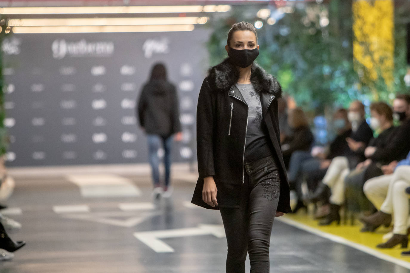 El nuevo parking de Garbera acogió el primer evento presencial de la «era Covid» dentro del GdM San Sebastián Moda Festival. Con el aforo completo, una puesta en escena sorprendente y colorista y un plantel de firmas primer nivel estatal, 15 firmas presentaron sus colecciones otoño-invierno 2020/2021 con un pase final cargado de simbolismo y apoyo al comercio de proximidad.
