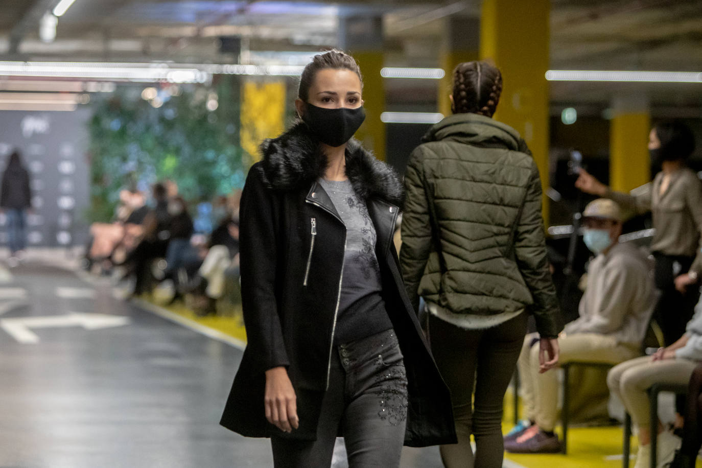 El nuevo parking de Garbera acogió el primer evento presencial de la «era Covid» dentro del GdM San Sebastián Moda Festival. Con el aforo completo, una puesta en escena sorprendente y colorista y un plantel de firmas primer nivel estatal, 15 firmas presentaron sus colecciones otoño-invierno 2020/2021 con un pase final cargado de simbolismo y apoyo al comercio de proximidad.