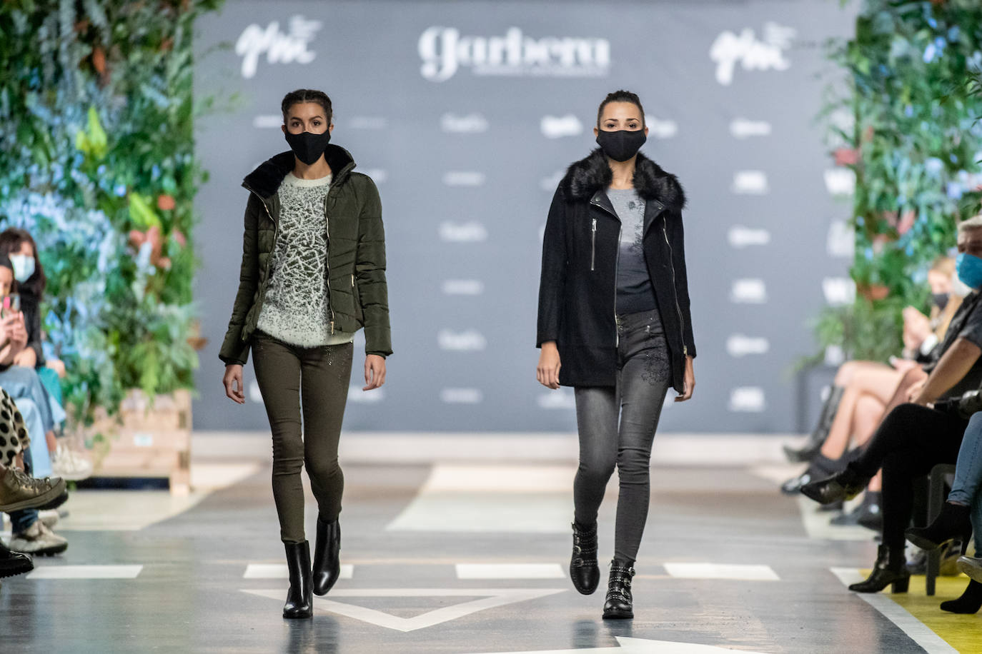 El nuevo parking de Garbera acogió el primer evento presencial de la «era Covid» dentro del GdM San Sebastián Moda Festival. Con el aforo completo, una puesta en escena sorprendente y colorista y un plantel de firmas primer nivel estatal, 15 firmas presentaron sus colecciones otoño-invierno 2020/2021 con un pase final cargado de simbolismo y apoyo al comercio de proximidad.