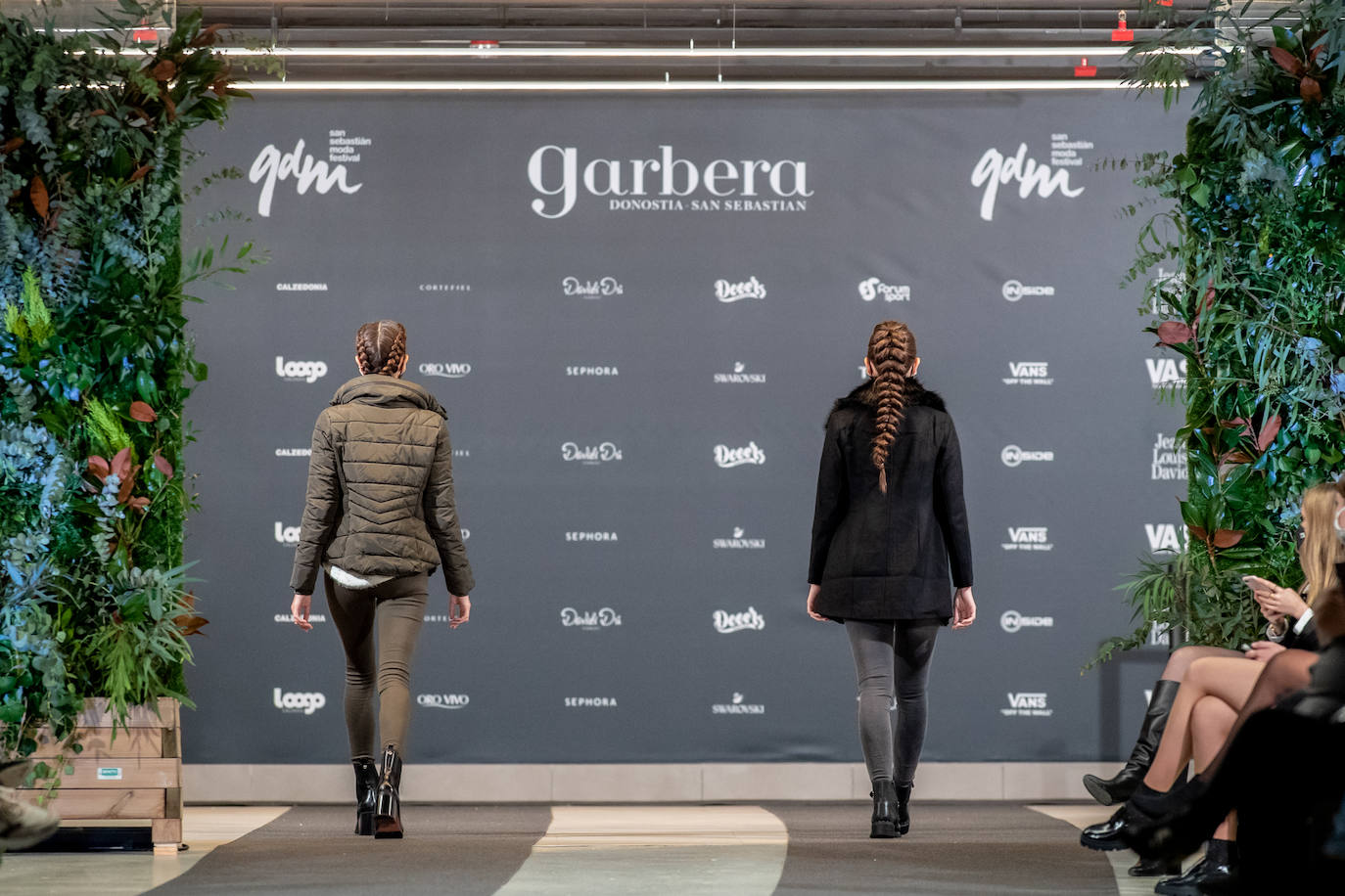 El nuevo parking de Garbera acogió el primer evento presencial de la «era Covid» dentro del GdM San Sebastián Moda Festival. Con el aforo completo, una puesta en escena sorprendente y colorista y un plantel de firmas primer nivel estatal, 15 firmas presentaron sus colecciones otoño-invierno 2020/2021 con un pase final cargado de simbolismo y apoyo al comercio de proximidad.