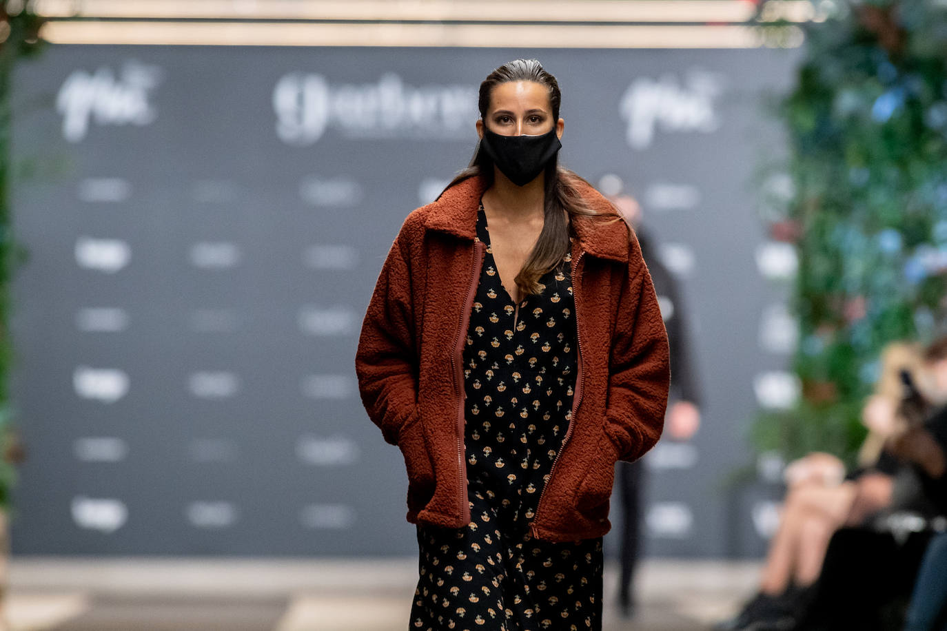 El nuevo parking de Garbera acogió el primer evento presencial de la «era Covid» dentro del GdM San Sebastián Moda Festival. Con el aforo completo, una puesta en escena sorprendente y colorista y un plantel de firmas primer nivel estatal, 15 firmas presentaron sus colecciones otoño-invierno 2020/2021 con un pase final cargado de simbolismo y apoyo al comercio de proximidad.