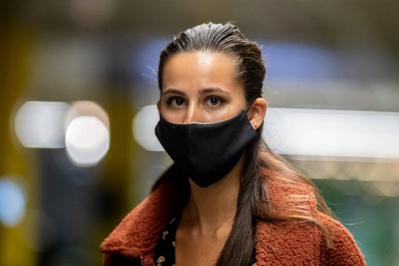 El nuevo parking de Garbera acogió el primer evento presencial de la «era Covid» dentro del GdM San Sebastián Moda Festival. Con el aforo completo, una puesta en escena sorprendente y colorista y un plantel de firmas primer nivel estatal, 15 firmas presentaron sus colecciones otoño-invierno 2020/2021 con un pase final cargado de simbolismo y apoyo al comercio de proximidad.