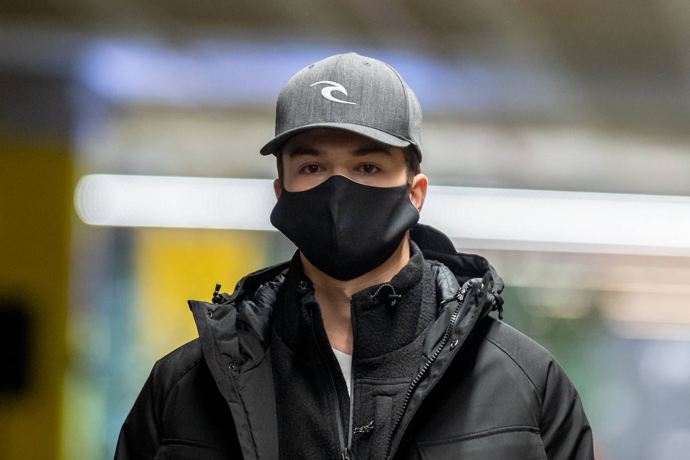 El nuevo parking de Garbera acogió el primer evento presencial de la «era Covid» dentro del GdM San Sebastián Moda Festival. Con el aforo completo, una puesta en escena sorprendente y colorista y un plantel de firmas primer nivel estatal, 15 firmas presentaron sus colecciones otoño-invierno 2020/2021 con un pase final cargado de simbolismo y apoyo al comercio de proximidad.