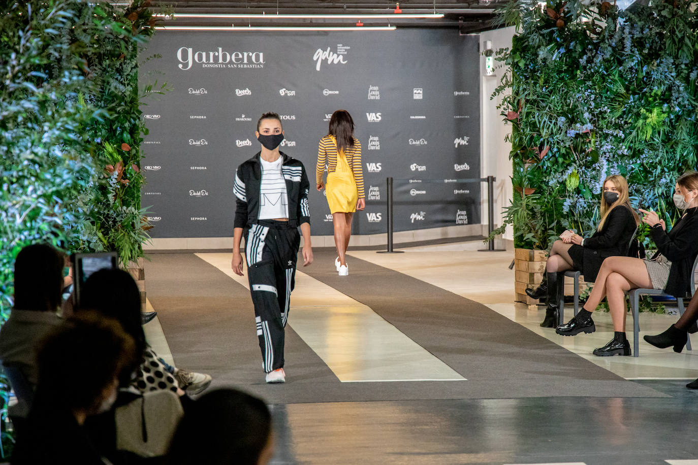 El nuevo parking de Garbera acogió el primer evento presencial de la «era Covid» dentro del GdM San Sebastián Moda Festival. Con el aforo completo, una puesta en escena sorprendente y colorista y un plantel de firmas primer nivel estatal, 15 firmas presentaron sus colecciones otoño-invierno 2020/2021 con un pase final cargado de simbolismo y apoyo al comercio de proximidad.