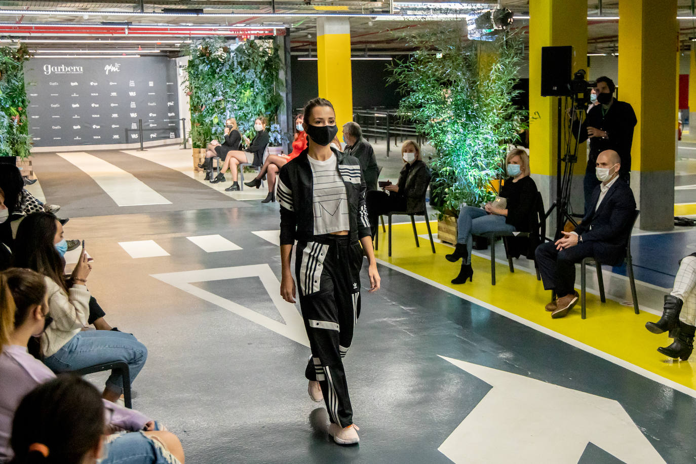 El nuevo parking de Garbera acogió el primer evento presencial de la «era Covid» dentro del GdM San Sebastián Moda Festival. Con el aforo completo, una puesta en escena sorprendente y colorista y un plantel de firmas primer nivel estatal, 15 firmas presentaron sus colecciones otoño-invierno 2020/2021 con un pase final cargado de simbolismo y apoyo al comercio de proximidad.