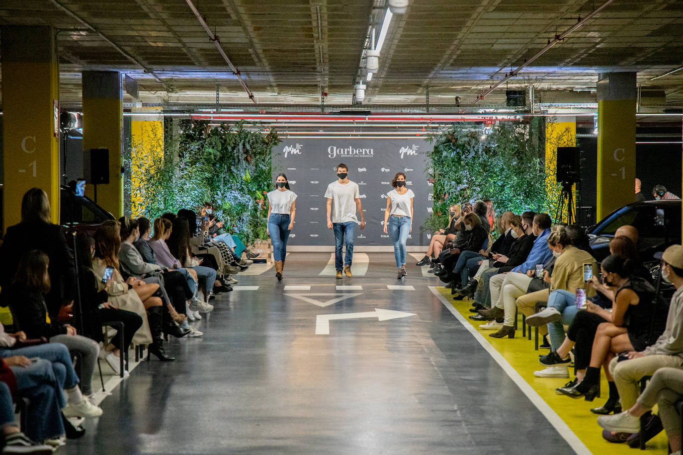 El nuevo parking de Garbera acogió el primer evento presencial de la «era Covid» dentro del GdM San Sebastián Moda Festival. Con el aforo completo, una puesta en escena sorprendente y colorista y un plantel de firmas primer nivel estatal, 15 firmas presentaron sus colecciones otoño-invierno 2020/2021 con un pase final cargado de simbolismo y apoyo al comercio de proximidad.