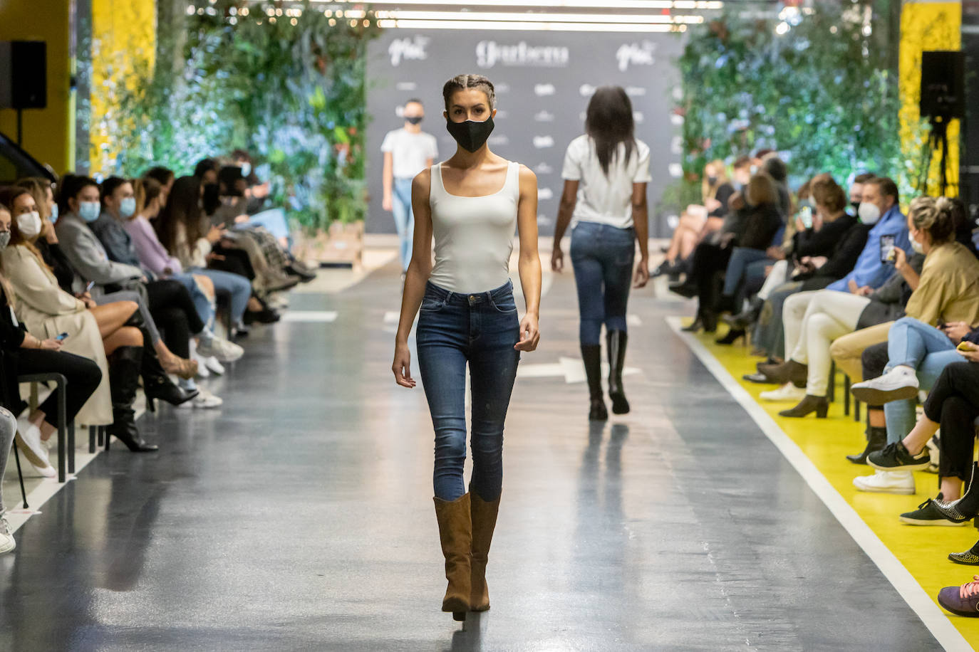 El nuevo parking de Garbera acogió el primer evento presencial de la «era Covid» dentro del GdM San Sebastián Moda Festival. Con el aforo completo, una puesta en escena sorprendente y colorista y un plantel de firmas primer nivel estatal, 15 firmas presentaron sus colecciones otoño-invierno 2020/2021 con un pase final cargado de simbolismo y apoyo al comercio de proximidad.