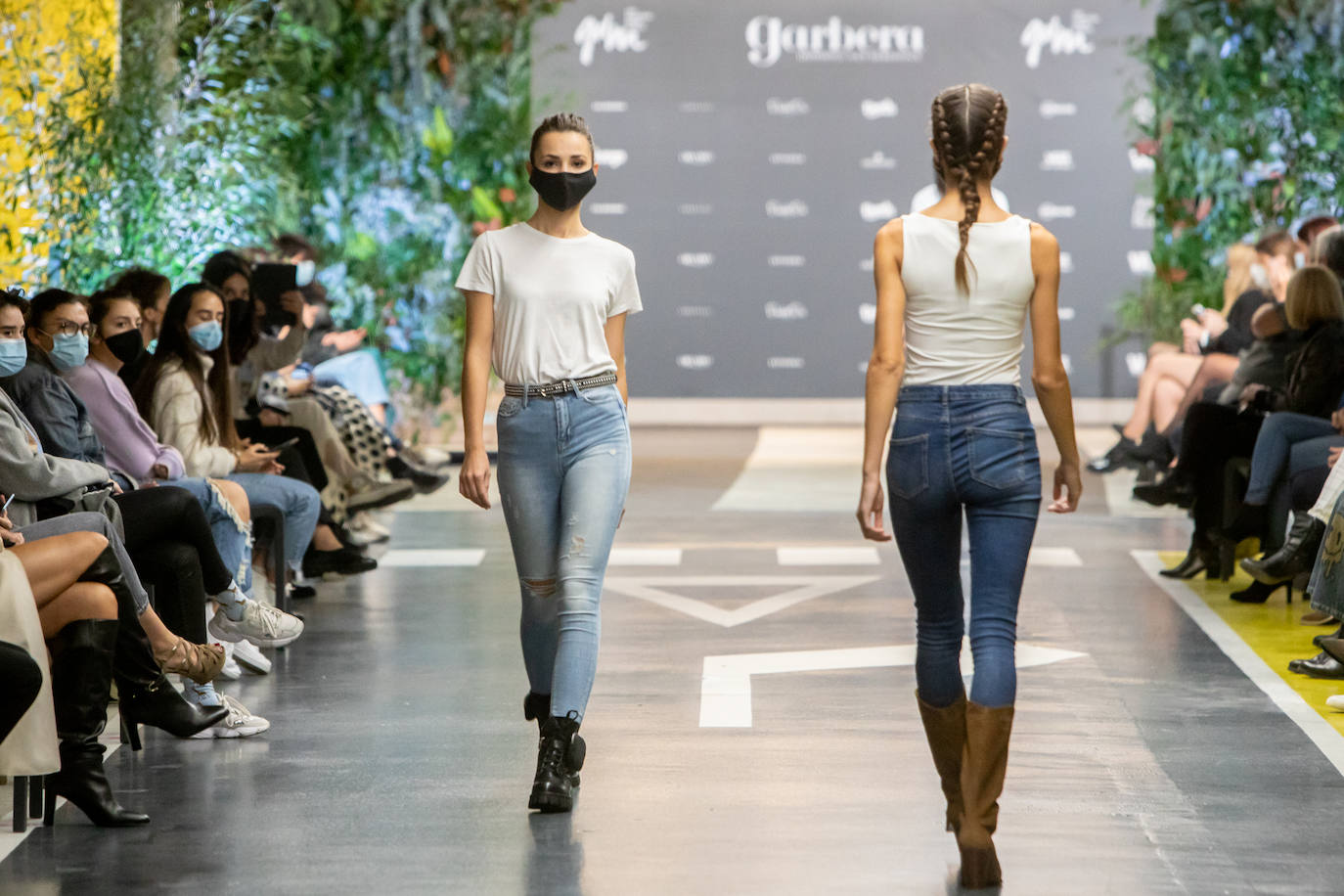 El nuevo parking de Garbera acogió el primer evento presencial de la «era Covid» dentro del GdM San Sebastián Moda Festival. Con el aforo completo, una puesta en escena sorprendente y colorista y un plantel de firmas primer nivel estatal, 15 firmas presentaron sus colecciones otoño-invierno 2020/2021 con un pase final cargado de simbolismo y apoyo al comercio de proximidad.