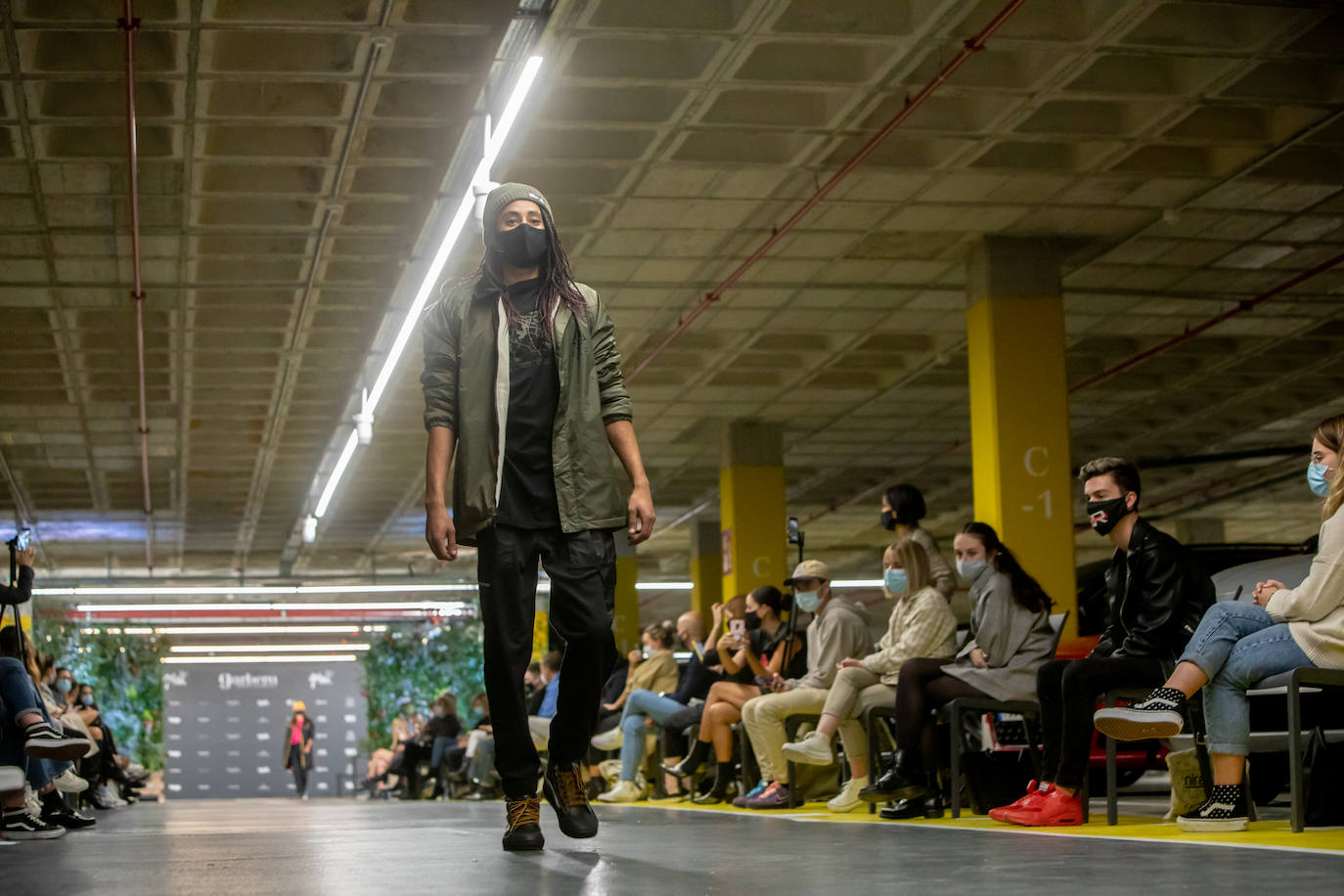 El nuevo parking de Garbera acogió el primer evento presencial de la «era Covid» dentro del GdM San Sebastián Moda Festival. Con el aforo completo, una puesta en escena sorprendente y colorista y un plantel de firmas primer nivel estatal, 15 firmas presentaron sus colecciones otoño-invierno 2020/2021 con un pase final cargado de simbolismo y apoyo al comercio de proximidad.