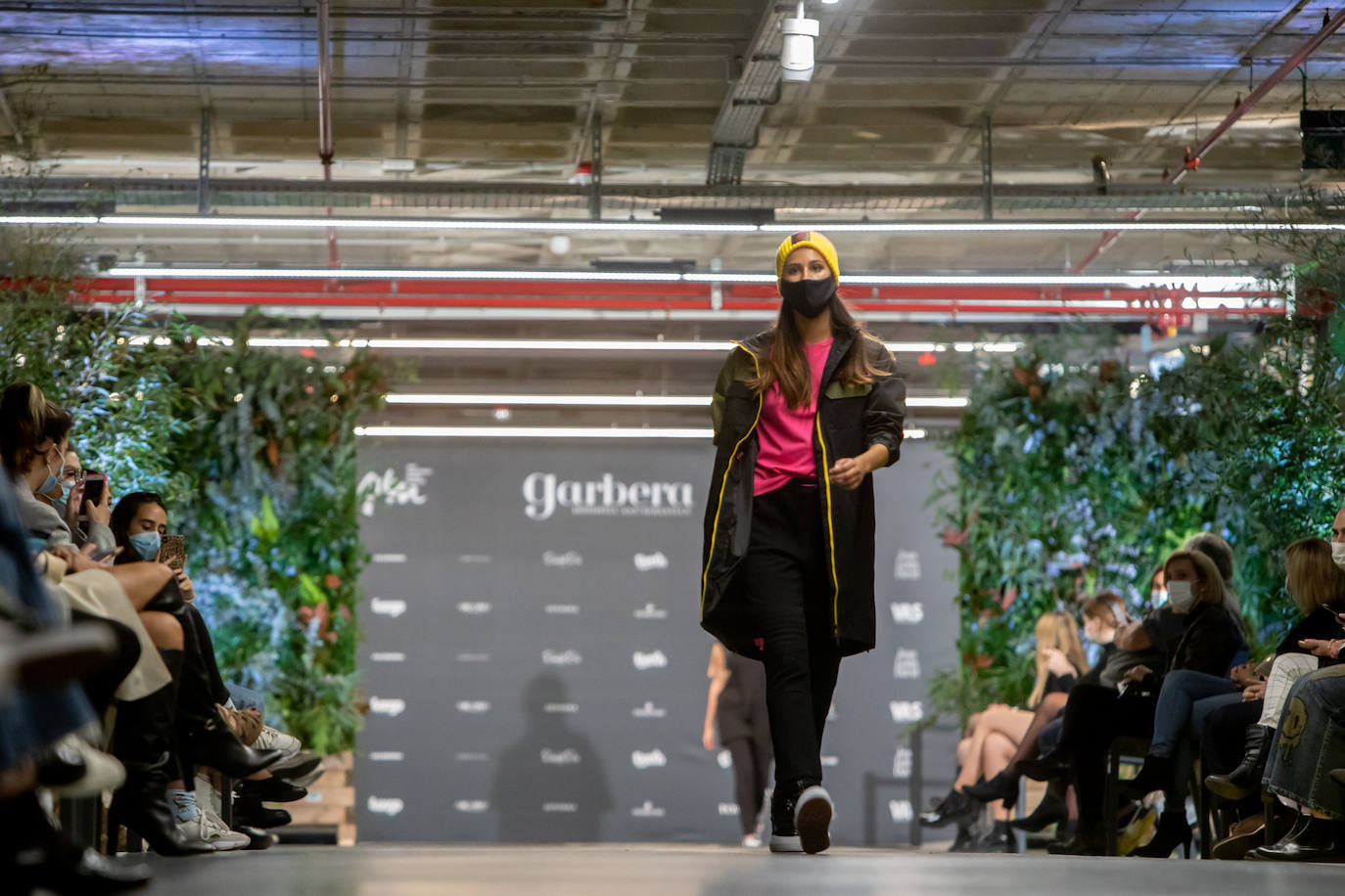 El nuevo parking de Garbera acogió el primer evento presencial de la «era Covid» dentro del GdM San Sebastián Moda Festival. Con el aforo completo, una puesta en escena sorprendente y colorista y un plantel de firmas primer nivel estatal, 15 firmas presentaron sus colecciones otoño-invierno 2020/2021 con un pase final cargado de simbolismo y apoyo al comercio de proximidad.