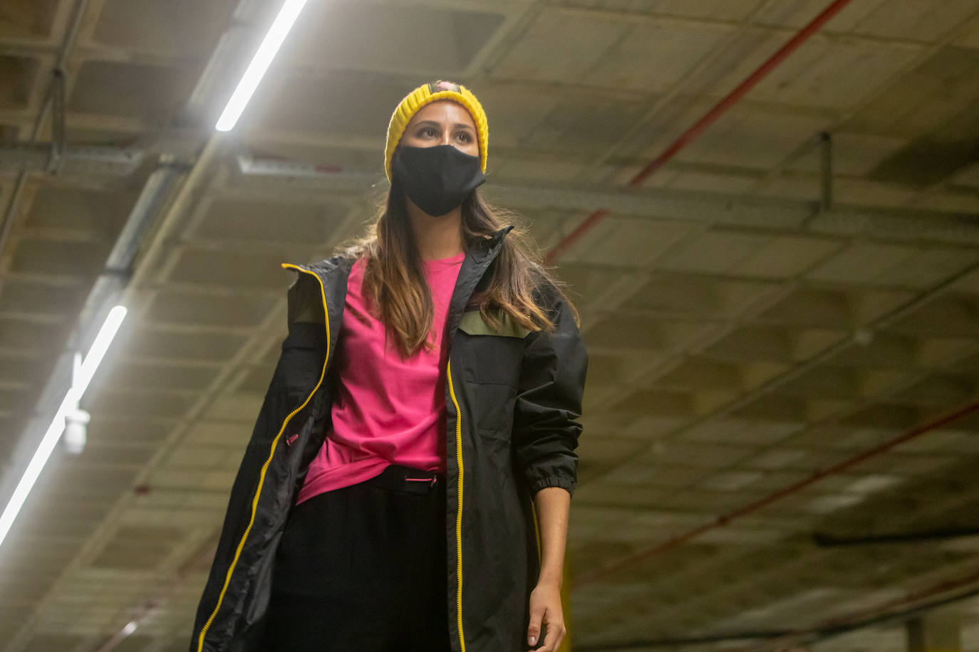 El nuevo parking de Garbera acogió el primer evento presencial de la «era Covid» dentro del GdM San Sebastián Moda Festival. Con el aforo completo, una puesta en escena sorprendente y colorista y un plantel de firmas primer nivel estatal, 15 firmas presentaron sus colecciones otoño-invierno 2020/2021 con un pase final cargado de simbolismo y apoyo al comercio de proximidad.