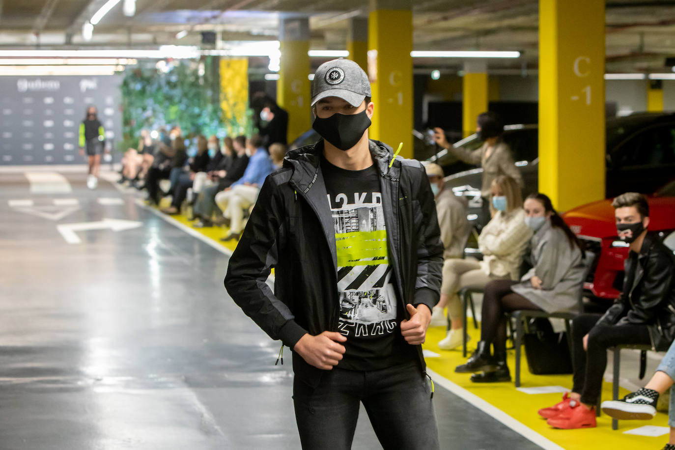 El nuevo parking de Garbera acogió el primer evento presencial de la «era Covid» dentro del GdM San Sebastián Moda Festival. Con el aforo completo, una puesta en escena sorprendente y colorista y un plantel de firmas primer nivel estatal, 15 firmas presentaron sus colecciones otoño-invierno 2020/2021 con un pase final cargado de simbolismo y apoyo al comercio de proximidad.