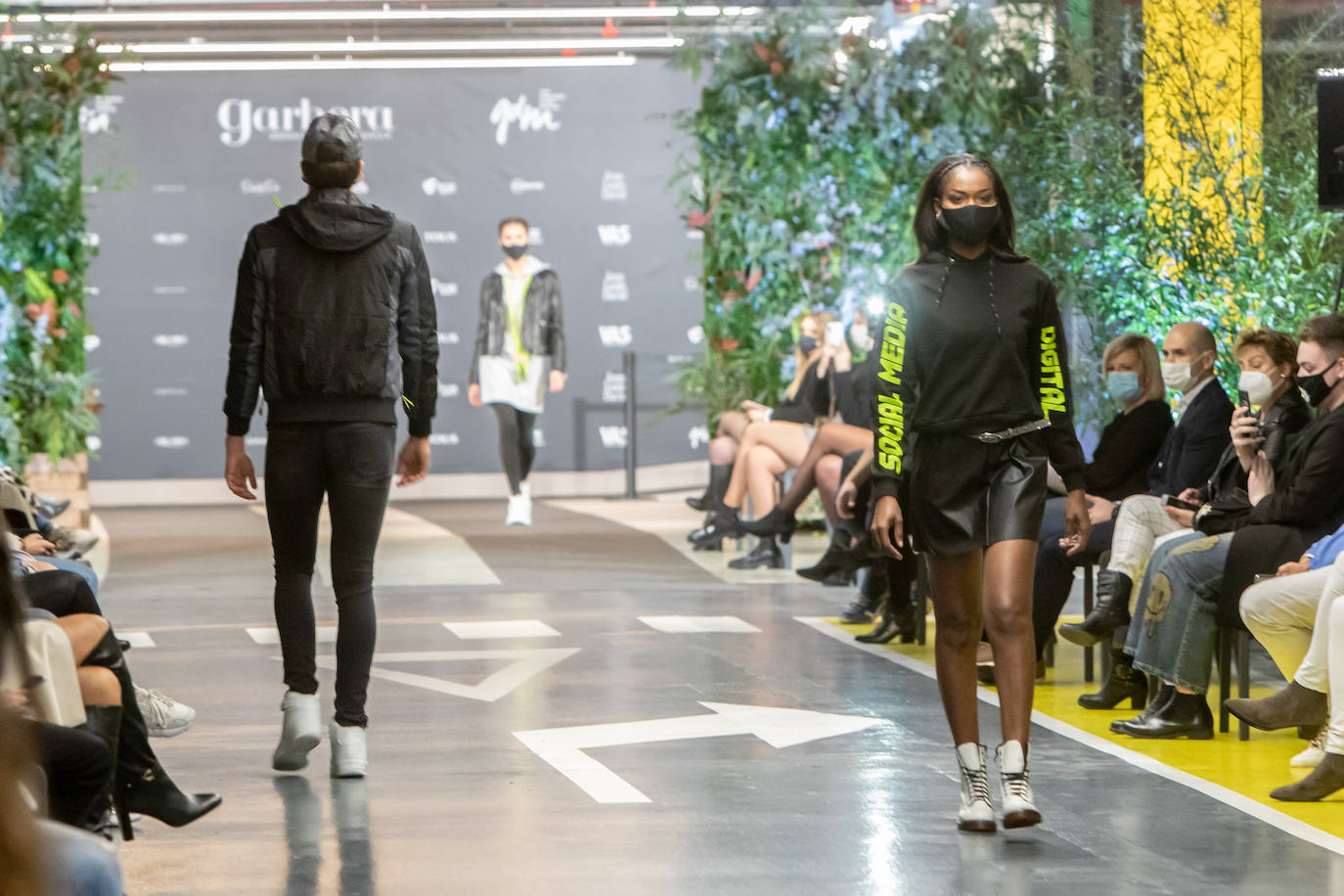 El nuevo parking de Garbera acogió el primer evento presencial de la «era Covid» dentro del GdM San Sebastián Moda Festival. Con el aforo completo, una puesta en escena sorprendente y colorista y un plantel de firmas primer nivel estatal, 15 firmas presentaron sus colecciones otoño-invierno 2020/2021 con un pase final cargado de simbolismo y apoyo al comercio de proximidad.