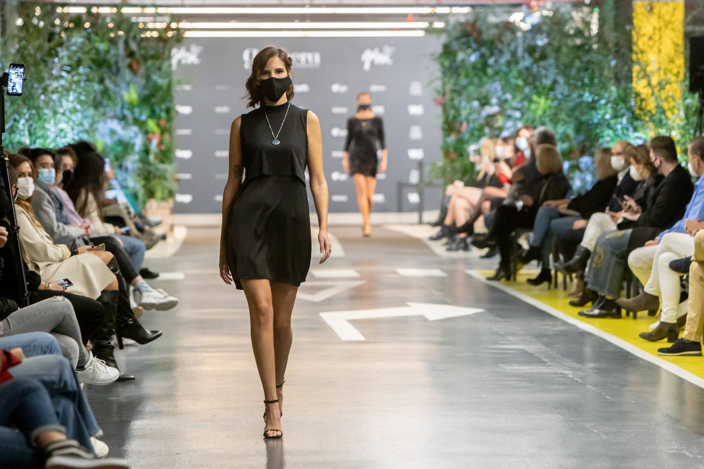 El nuevo parking de Garbera acogió el primer evento presencial de la «era Covid» dentro del GdM San Sebastián Moda Festival. Con el aforo completo, una puesta en escena sorprendente y colorista y un plantel de firmas primer nivel estatal, 15 firmas presentaron sus colecciones otoño-invierno 2020/2021 con un pase final cargado de simbolismo y apoyo al comercio de proximidad.