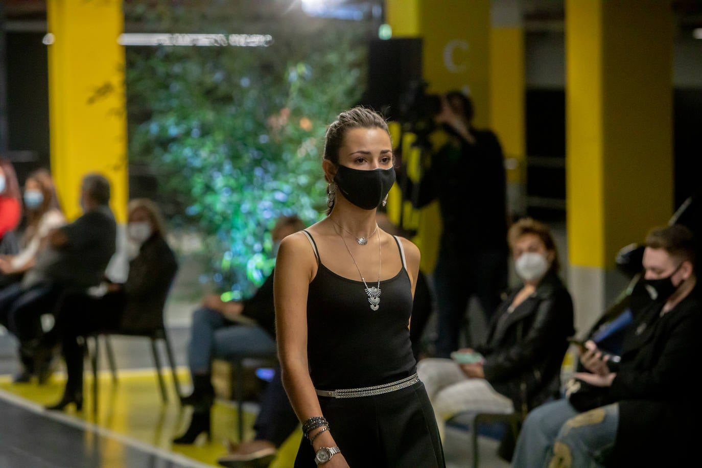 El nuevo parking de Garbera acogió el primer evento presencial de la «era Covid» dentro del GdM San Sebastián Moda Festival. Con el aforo completo, una puesta en escena sorprendente y colorista y un plantel de firmas primer nivel estatal, 15 firmas presentaron sus colecciones otoño-invierno 2020/2021 con un pase final cargado de simbolismo y apoyo al comercio de proximidad.